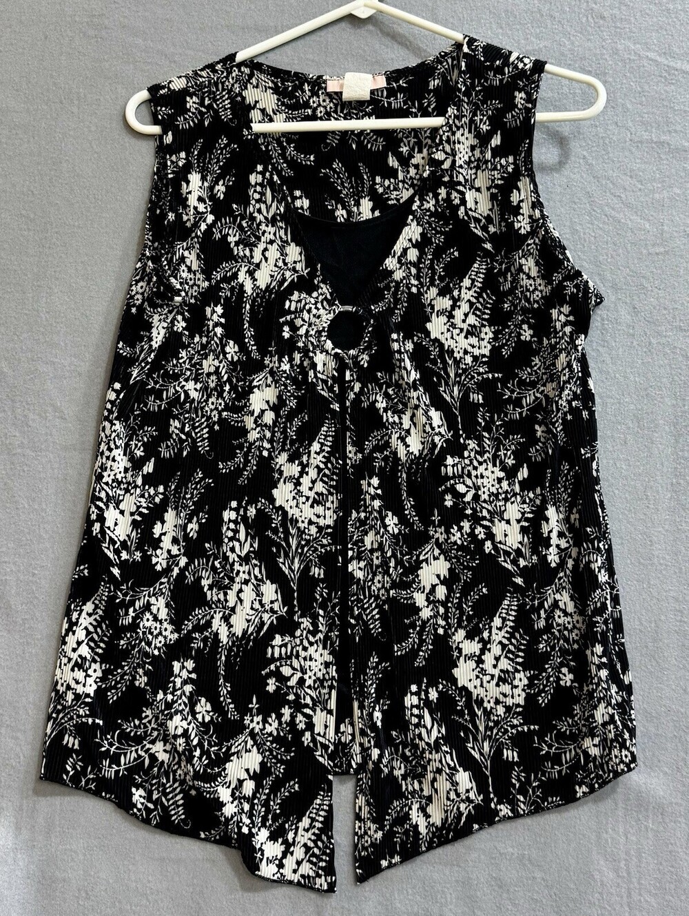 OBE Women's Large Black White Floral Sleeveless Blouse Ring Front Pleated Top